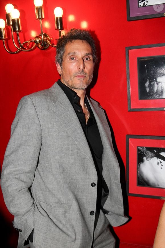 Vincent Elbaz lors de la remise du prix littéraire Castel 2024 au club Castel Paris le 13 novembre 2024.

© Philippe Baldini / Bestimage