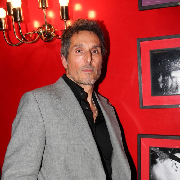 Vincent Elbaz lors de la remise du prix littéraire Castel 2024 au club Castel Paris le 13 novembre 2024.

© Philippe Baldini / Bestimage