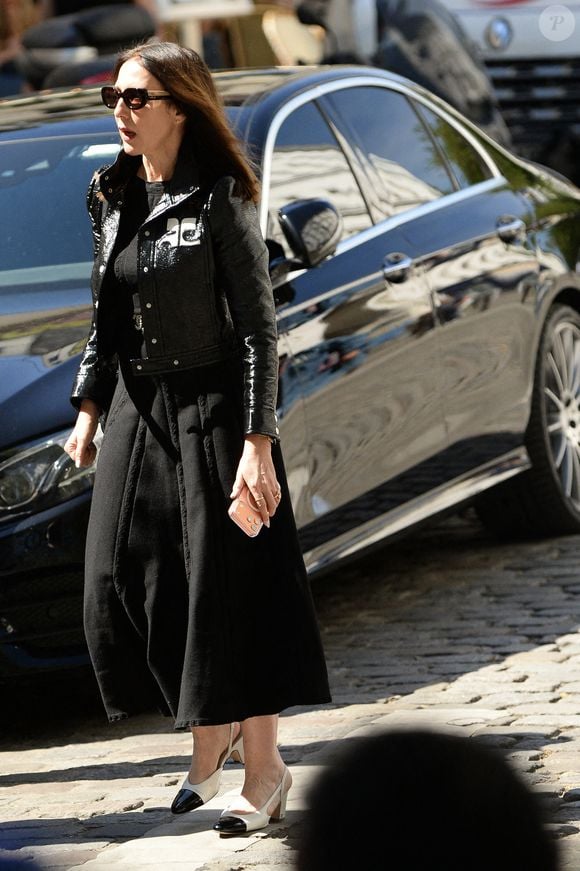 Elsa Zylberstein - Arrivées aux obsèques de Nadia Farès en l'église Saint-Jean-de-Montmartre à Paris, le 24 avril 2026. N.Farès est décédée le 17 avril 2026 quelques jours après un "incident cardiaque" survenu le 12 avril 2026 dans la piscine du complexe sportif, Blanche (9ème).
© Clément Prioli / Bestimage