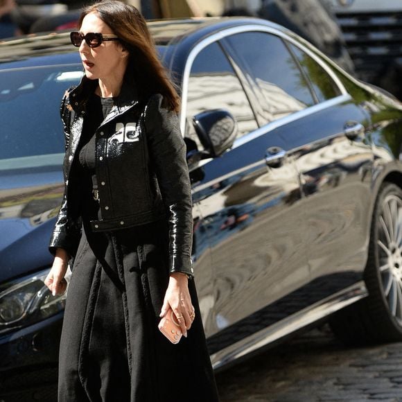Elsa Zylberstein - Arrivées aux obsèques de Nadia Farès en l'église Saint-Jean-de-Montmartre à Paris, le 24 avril 2026. N.Farès est décédée le 17 avril 2026 quelques jours après un "incident cardiaque" survenu le 12 avril 2026 dans la piscine du complexe sportif, Blanche (9ème).
© Clément Prioli / Bestimage