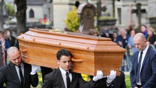 “Merci de m’avoir appris les choses simples de la vie” :  le discours poignant de la sœur d’Émilie Dequenne au Père-Lachaise