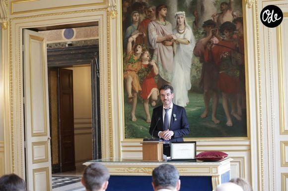 Exclusif - ⁠ ⁠Damien Nougarède - ⁠Damien Nougarède reçoit des mains de Rachida Dati les insignes de Chevalier dans l’ordre des Arts et Lettres, lors d’une cérémonie organisée dans la salle des mariages de la mairie du 7ème arrondissement à Paris le 15 juillet 2026. © Alain Guizard/Bestimage