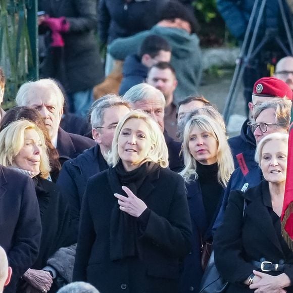 Marine Le Pen, sa soeur Marie Caroline et  Pierrette Le Pen - Le clan Le Pen se rend au cimetière de la Trinité-sur-Mer après les obsèques de Jean-Marie Le Pen en l'église Saint-Joseph le 11 janvier 2025.