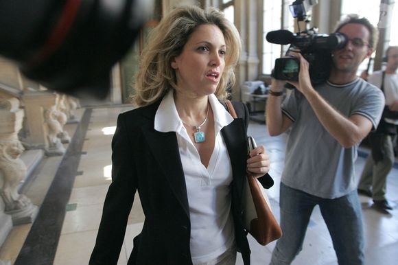 L'ex-femme de l'écrivain français Paul-Loup Sulitzer, la Canadienne Delphine Jacobson, quitte le tribunal des référés de Paris (France) le 8 septembre 2004. Elle accuse Sulitzer d'abandon de famille et réclame 48 000 euros de pension alimentaire impayée. Photo par Mousse/ABACA.
