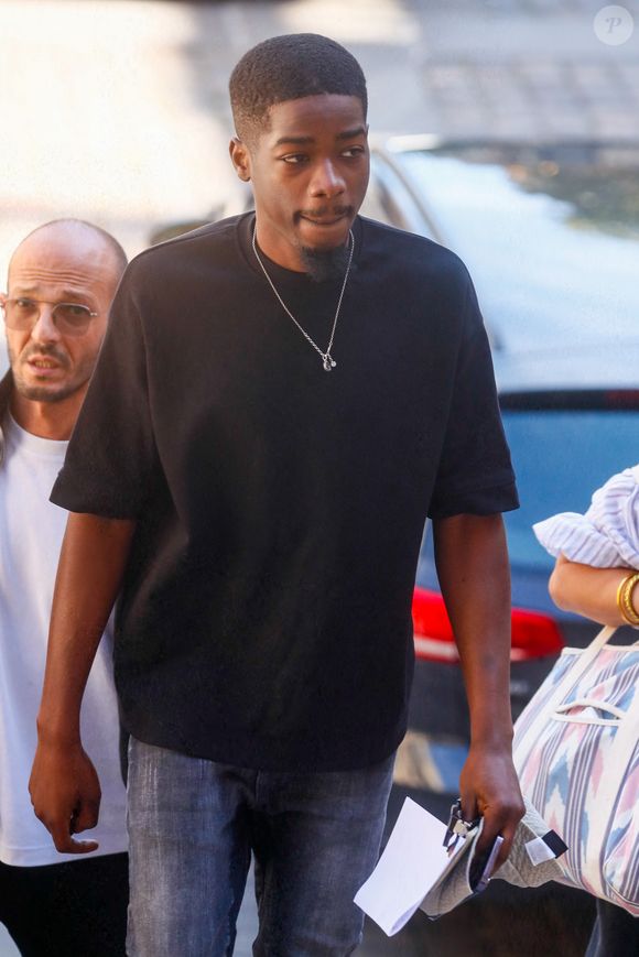 MHD avait été condamné à 12 ans de prison en première instance

Le rappeur français MHD (Mohamed Sylla), arrive avec ses avocats Antoine Vey et Elise Arfi à l'ouverture de son procès et de celui de huit autres hommes pour un meurtre commis lors d'une bagarre entre deux gangs rivaux à Paris en 2018, au Palais de Justice de Paris, France, le 4 septembre 2023. L'artiste et quatre coaccusés comparaîtront libres, trois autres sont toujours en détention provisoire et le dernier, toujours en liberté, sera jugé par contumace. Ils risquent jusqu'à 30 ans de prison. © Christophe Clovis/Bestimage