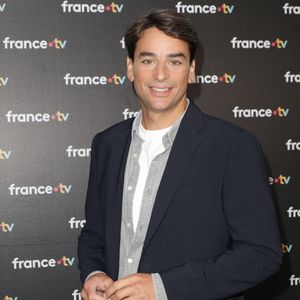 On le découvre en tenue militaire aux côtés de soldats, d'un chien d'intervention et d'un hélicoptère.

Julian Bugier lors du photocall de la conférence de presse de rentrée de France Télévisions à Paris, en France, le 4 septembre 2024.

© Coadic Guirec/Bestimage