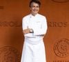 C’est dans cet environnement privilégié que travaille le célèbre chef multi-étoilé Yannick Alléno qui, le temps d’une escale à Cannes, a pu répondre aux questions de "Madame Figaro".

Yannick Alléno au village lors des Internationaux de France de Tennis de Roland Garros 2026. Paris, le 2 juin 2026. © Jacovides-Moreau / Bestimage