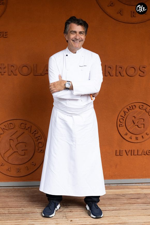 C’est dans cet environnement privilégié que travaille le célèbre chef multi-étoilé Yannick Alléno qui, le temps d’une escale à Cannes, a pu répondre aux questions de "Madame Figaro".

Yannick Alléno au village lors des Internationaux de France de Tennis de Roland Garros 2026. Paris, le 2 juin 2026. © Jacovides-Moreau / Bestimage