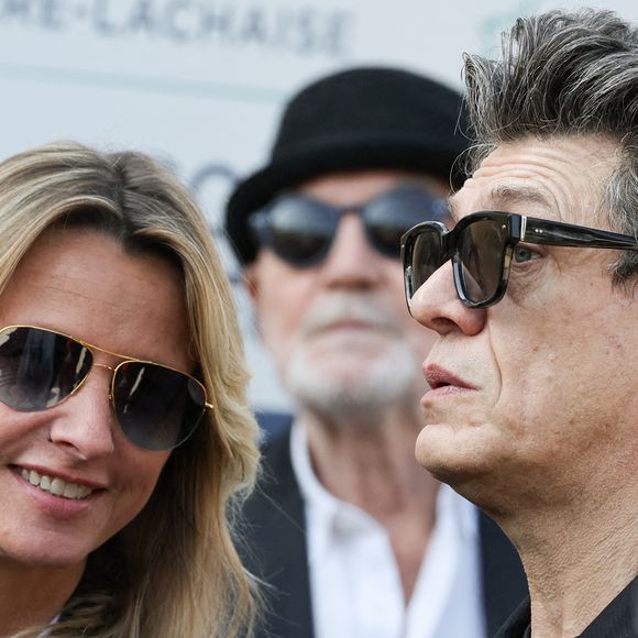 Sarah Poniatowski et Marc Lavoine - Obsèques de la chanteuse Régine au Crematorium du cimetière du Père-Lachaise à Paris. Le 9 mai 2022. © Jacovides-Moreau / Bestimage