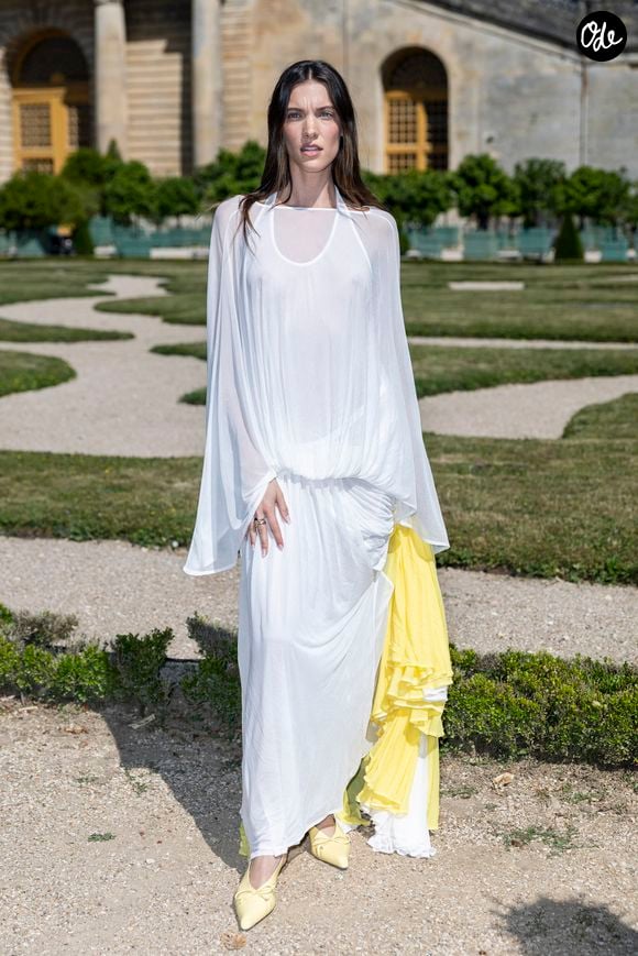 Charlotte Cardin au défilé de mode Jacquemus dans les jardins de l’Orangerie à Versailles le 29 juin 2025. 

© Olivier Borde/Bestimage