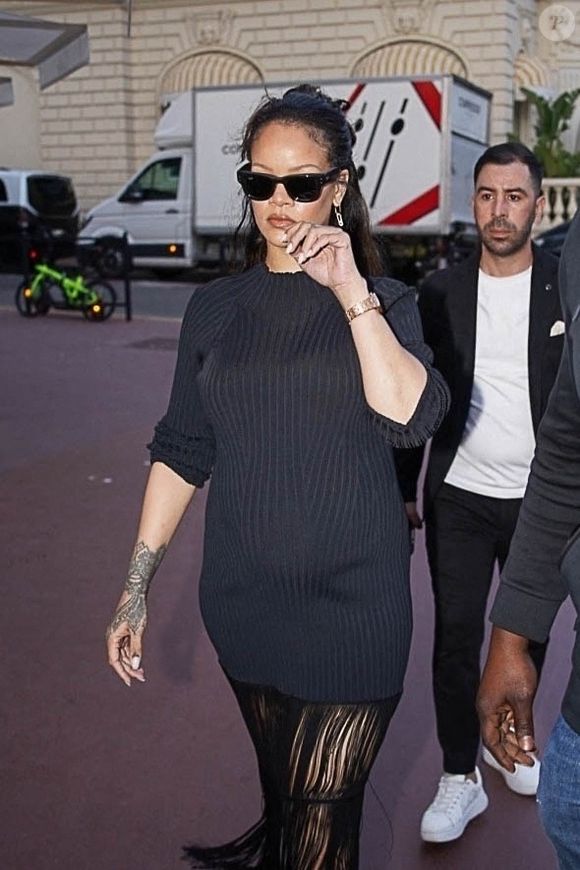 Cannes, FRANCE - Rihanna, rayonnante, brave l'engouement médiatique à Cannes lors d'une séance shopping en solo et entre dans une boutique Messika. Backgrid © USA / Bestimage