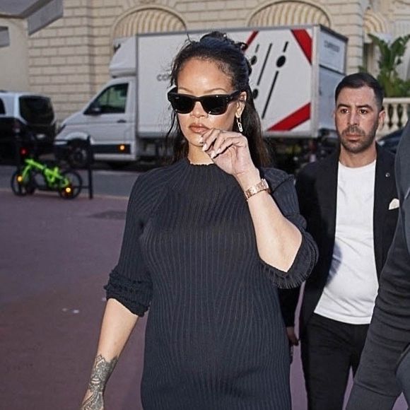 Cannes, FRANCE - Rihanna, rayonnante, brave l'engouement médiatique à Cannes lors d'une séance shopping en solo et entre dans une boutique Messika. Backgrid © USA / Bestimage