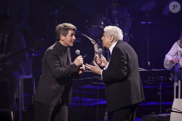 Enrico Macias et Thomas Sotto - Concert d’Enrico Macias pour sa tournée La Fête Continue ! dans la salle de spectacle Le Dôme de Paris - Palais des Sports à Paris, France, le 15 mars 2025. © Jack Tribeca/Bestimage