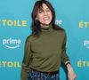 Même en vacances, Charlotte Gainsbourg ne parvient pas à complètement décrocher de ses obligations professionnelles, sauf lorsqu'elle est au lit.

Charlotte Gainsbourg assiste à la première de la série Prime Video 'Etoile' à la Galerie Bourbon le 23 avril 2025 à Paris, France. Photo by Nasser Berzane/ABACAPRESS.COM