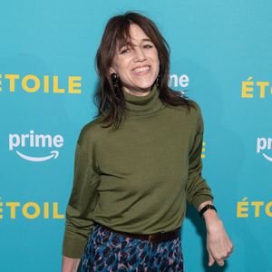 Même en vacances, Charlotte Gainsbourg ne parvient pas à complètement décrocher de ses obligations professionnelles, sauf lorsqu'elle est au lit.

Charlotte Gainsbourg assiste à la première de la série Prime Video 'Etoile' à la Galerie Bourbon le 23 avril 2025 à Paris, France. Photo by Nasser Berzane/ABACAPRESS.COM