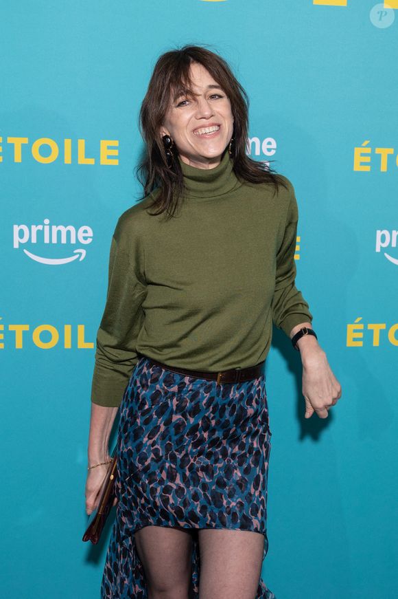 Même en vacances, Charlotte Gainsbourg ne parvient pas à complètement décrocher de ses obligations professionnelles, sauf lorsqu'elle est au lit.

Charlotte Gainsbourg assiste à la première de la série Prime Video 'Etoile' à la Galerie Bourbon le 23 avril 2025 à Paris, France. Photo by Nasser Berzane/ABACAPRESS.COM