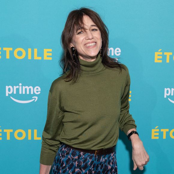 Même en vacances, Charlotte Gainsbourg ne parvient pas à complètement décrocher de ses obligations professionnelles, sauf lorsqu'elle est au lit.

Charlotte Gainsbourg assiste à la première de la série Prime Video 'Etoile' à la Galerie Bourbon le 23 avril 2025 à Paris, France. Photo by Nasser Berzane/ABACAPRESS.COM