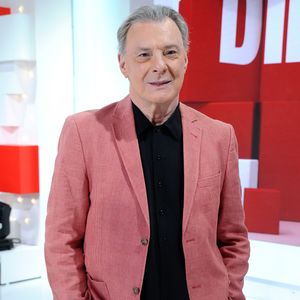 On part du principe que, quand il passe la porte, le reste demeure dehors."

Exclusif - Herbert Léonard - Enregistrement de l'émission 'Vivement Dimanche' dans le studio Gabriel à Paris, le 27 aout 2018. La diffusion de l'émission sera le 2 septembre 2018 à un nouvel horaire. © Guillaume Gaffiot/Bestimage
