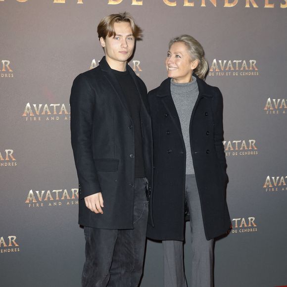 La journaliste est apparue avec son fils cadet lors de l’avant-première du film "Avatar : Fire and Ash" (Avatar : de Feu et de Cendres), organisée à la Seine Musicale de Boulogne-Billancourt.

Anne-Sophie Lapix et son fils - Avant-première du film "Avatar : Fire and Ash" (Avatar : de Feu et de Cendres) à la Seine Musicale de Boulogne-Billancourt © Marc Ausset-Lacroix/Bestimage