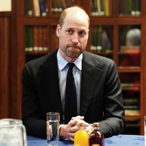 Raillé de temps en temps pour sa calvitie - évoquée d'ailleurs dans le livre Le Suppléant de son frère Harry qui la qualifie "d'alarmante" - le prince William semblait faire fi des commentaires scabreux sur sa coiffure.

Prince William Archives