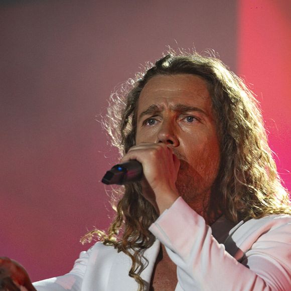 Julien Doré en concert au festival du Printemps de Pérouges au Château de Saint-Maurice-de-Rémens le 25 juin 2025. Crédit Sandrine Thesillat / PsNewZ / Bestimage