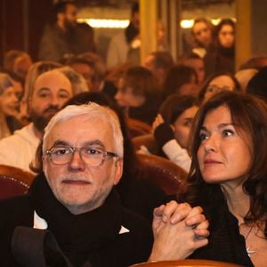 Exclusif - Pascal Praud et sa femme Catherine lors de la première du nouveau spectacle de Ary Abittan, "Ary Abittan Authentique" aux Folies Bergère à Paris, France, le 06 décembre 2025. © Jack Tribeca / Bestimage