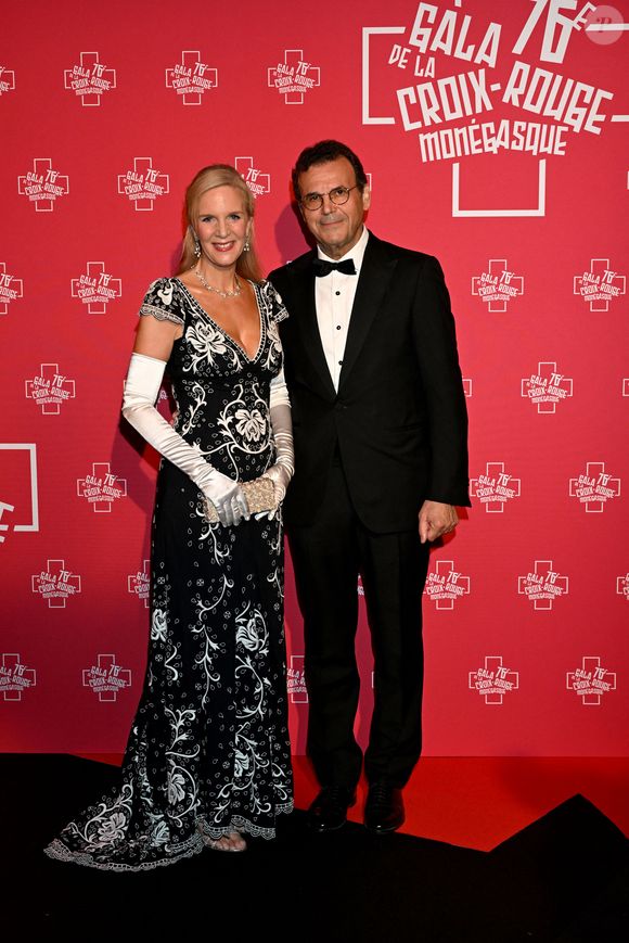 Catharina d’Autriche et Alexis Keller - 76ème Bal de la Croix Rouge dans la salle des Etoiles à Monaco le 12 juillet 2025. © Bruno Bebert/Bestimage