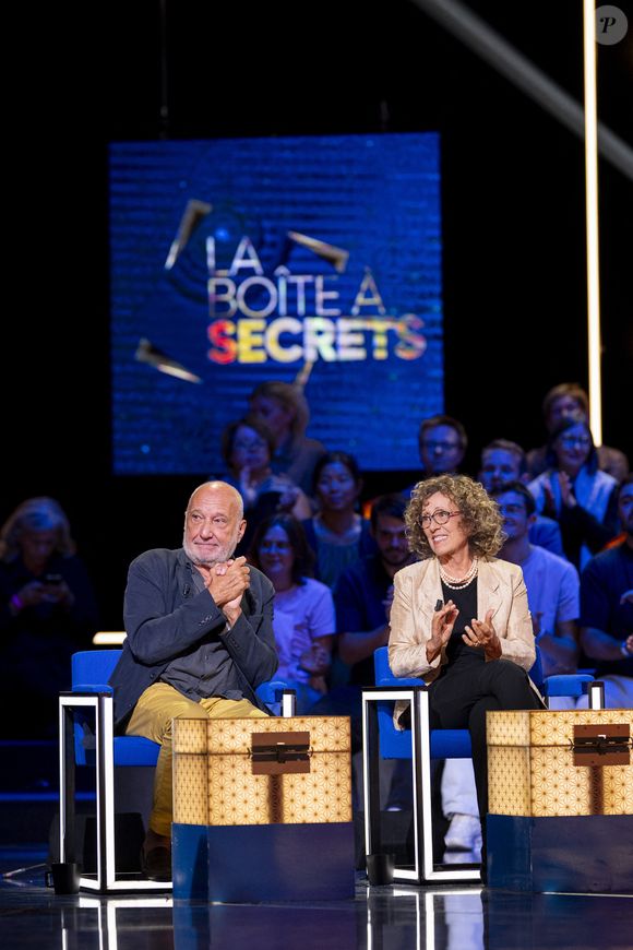 Exclusif - François Berléand et Mireille Dumas lors de l'enregistrement de l'émission "La Boîte à secrets", présentée par F.Bollaert et diffusée le 26 septembre 2025 sur France 3, dans les studios du Lendit à Saint-Denis, Seine Saint-Denis, France, le 8 septembre 2025. © Pierre Perusseau/Bestimage