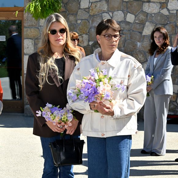 Pour pimper sa tenue, la fille de Stéphanie de Monaco a dégainé LA paire de lunettes de soleil : le très convoité modèle "Triomphe Metal" de chez "Céline".

La Princesse Stéphanie de Monaco et Camille Gottlieb ont visité les nouveaux locaux de la SPA de Monaco. 

© Bruno Bebert/Bestimage