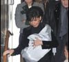 À 16 ans, Zohra Dati est reconnue comme la fille de Dominique Desseigne, mais elle n’héritera pas des actions du groupe Barrière. 

Rachida Dati sort de la clinique de la Muette avec sa fille Zohra. © Bestimage