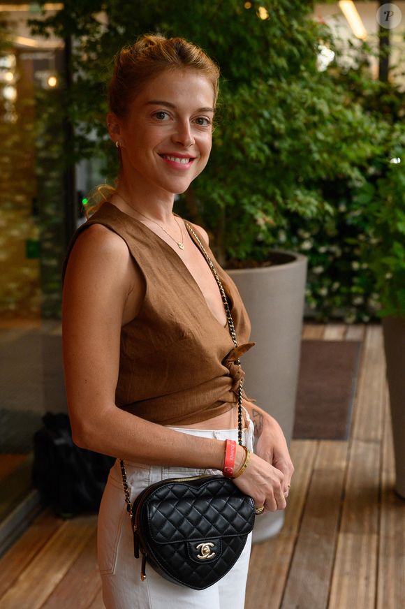 Son rythme de vie est soutenu. Entre brunchs, plages, projections, et dîners entre amis,  elle profite de chaque seconde. 

Victoria Monfort au Village pendant les Internationaux de France de Tennis Roland Garros 2022 France. Photo par LaurentZabulon/ABACAPRESS.COM