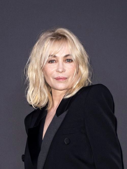 Emmanuelle Béart : pour entretenir son blond iconique, elle reste fidèle à cette adresse parisienne très prisée des stars