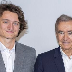 Jean est le plus jeune des enfants de Bernard et Hélène Arnault... 

Jean Arnault et Bernard Arnault au Greeting du défilé de mode féminine Dior printemps-été lors de la Fashion Week de Paris (PFW), à Paris, France. © Olivier Borde/Bestimage