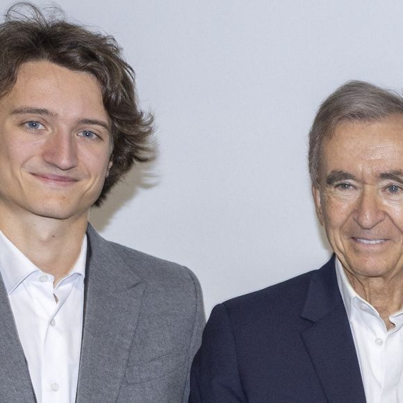 Jean est le plus jeune des enfants de Bernard et Hélène Arnault... 

Jean Arnault et Bernard Arnault au Greeting du défilé de mode féminine Dior printemps-été lors de la Fashion Week de Paris (PFW), à Paris, France. © Olivier Borde/Bestimage