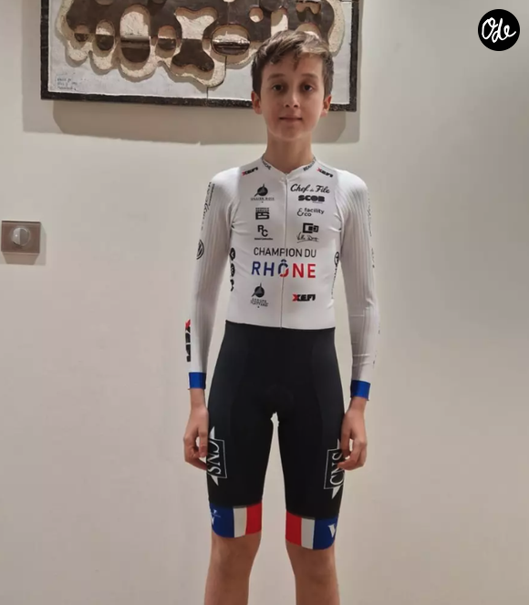 Le petit Nino fait déjà parler de lui sur sa monture...

Nino, le frère de Paul Seixas roule déjà dans sa roue...