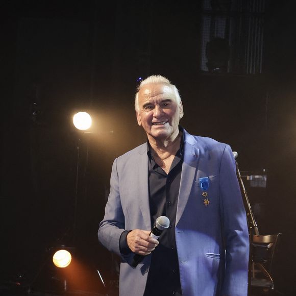 Exclusif - Michel Fugain - Michel Fugain et Véronique Sanson se décorent mutuellement de l'Ordre des Arts et des Lettre à l'occasion du concert de Michel Fugain et de sa femme Sanda à Bobino, Paris le 27 janvier 2025.
Michel Fugain, icône de la chanson française, a célébré en 2024 ses 60 ans de carrière avec un nouvel album intitulé La Vie, l'Amour, etc....
Pour marquer cet événement, il a entamé une tournée exceptionnelle qui passera par plusieurs scènes parisiennes en 2025.
À Paris, il se produira à Bobino les lundis 13, 20 et 27 janvier, ainsi que le 3 février 2025, à 20h30. Ce spectacle, également nommé La Vie, l'Amour, etc..., propose un voyage musical à travers ses plus grands succès. Chaque chanson, portée par une interprétation pleine de générosité, promet de raviver des souvenirs et d’émouvoir le public. © Jack Tribeca / Bestimage