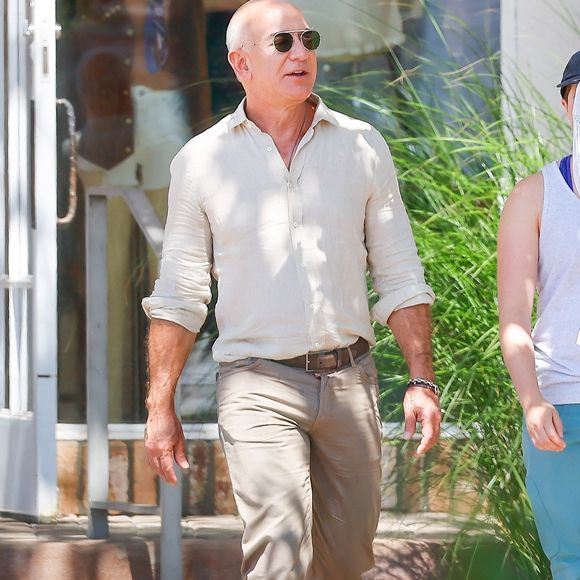 Jeff Bezos et sa compagne Lauren Sanchez font du shopping à Malibu accompagnés d'une jeune fille le 29 juin 2022.
©Backgrid USA / Bestimage