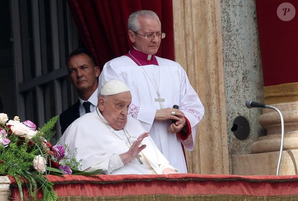 Le pape François salue les fidèles après la bénédiction Urbi et Orbi qui a suivi la messe de Pâques sur la place Saint-Pierre, au Vatican.  Zuma Press / Bestimage