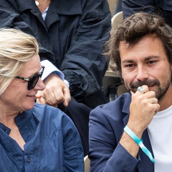 Anne-Élisabeth Lemoine et Bertrand Chameroy en tribunes lors des Internationaux de France de Tennis de Roland Garros 2025, à Paris, France, le 7 juin 2025. © Cyril Moreau/Bestimage