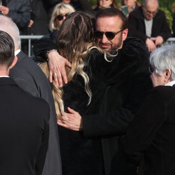 A noter que les proches de l'actrice étaient entourés de nombreuses personnalités. 

Michel Ferracci et Milla Savarese, la fille d'Emilie Dequenne quittant les funérailles de l'actrice belge Emilie Dequenne au crématorium du cimetière du Père Lachaise à Paris, France, le 26 mars 2025. Emilie Dequenne, qui avait remporté le prix de la meilleure actrice au Festival de Cannes en 1999 pour son premier rôle dans le film Rosetta des Dardenne, est décédée à l'âge de 43 ans des suites d'un cancer rare des glandes surrénales. Photo by Jerome Domine/ABACAPRESS.COM