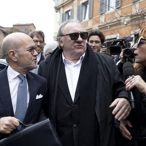 Gérard Depardieu et le paparazzi Rino Barillari se réconcilient au "Harry's Bar" à Rome le 19 janvier 2026. C'est au même endroit, le 21 mai 2024 que les deux hommes se sont accrochés. Gérard Depardieu aurait frappé le photographe à trois reprises au visage car ce dernier avait bousculé la compagne de Gérard Depardieu pour faire une série de photos. Après cet incident, les plaintes ont fusé de toute part....mais les images montrent que les deux hommes ont trouvé un terrain d'entente.
Zuma Press / Bestimage
