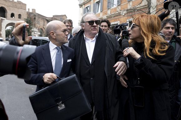 Gérard Depardieu et le paparazzi Rino Barillari se réconcilient au "Harry's Bar" à Rome le 19 janvier 2026. C'est au même endroit, le 21 mai 2024 que les deux hommes se sont accrochés. Gérard Depardieu aurait frappé le photographe à trois reprises au visage car ce dernier avait bousculé la compagne de Gérard Depardieu pour faire une série de photos. Après cet incident, les plaintes ont fusé de toute part....mais les images montrent que les deux hommes ont trouvé un terrain d'entente.
Zuma Press / Bestimage