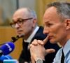 Elle affirme que les enquêteurs "travaillent à d'autres pistes" que le crime intrafamilial.
Le chef de la brigade criminelle de la gendarmerie de Marseille, Christophe Berthelin, et le procureur d'Aix-en-Provence, Jean-Luc Blachon, lors d'une conférence de presse au palais de justice d'Aix-en-Provence après la levée de la garde à vue des grands-parents d'Emile Soleil, un jeune enfant français disparu il y a près de deux ans, le 27 mars 2025. © William Cannarella/Psnewz/Bestimage