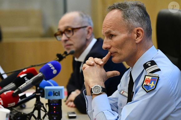 Elle affirme que les enquêteurs "travaillent à d'autres pistes" que le crime intrafamilial. 

Le chef de la brigade criminelle de la gendarmerie de Marseille, Christophe Berthelin, et le procureur d'Aix-en-Provence, Jean-Luc Blachon, lors d'une conférence de presse au palais de justice d'Aix-en-Provence après la levée de la garde à vue des grands-parents d'Emile Soleil, un jeune enfant français disparu il y a près de deux ans, le 27 mars 2025. © William Cannarella/Psnewz/Bestimage