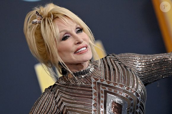 A l'instar de l'icône de la chanson Dolly Parton ! D'après "Page Six", la chanteuse de 79 ans aurait refusé d'apparaitre dans le show culinaire de Meghan Markle.

Dolly Parton. - 57 ème cérémonie "Academy of Country Music Awards" à Las Vegas, le 7 mars 2022. (AGENCE / BESTIMAGE).