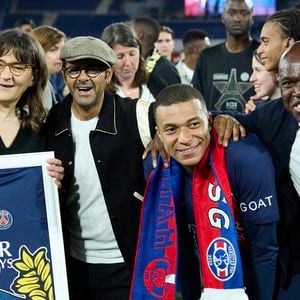 Interviewé sur "Clique", Jamel Debbouze avait même évoqué son confinement aux côtés de Kylian Mbappé

Kylian Mbappé, Jamel Debbouze, sa maman Fayza Lamari et son père Wilfrid Mbappé - Dernier match de Kylian Mbappé (25 ans) avec le PSG en Ligue 1 Uber Eats lors de la rencontre "PSG-Toulouse" (1-3) au Parc des Princes à Paris le 12 mai 2024. Cyril Moreau/Bestimage