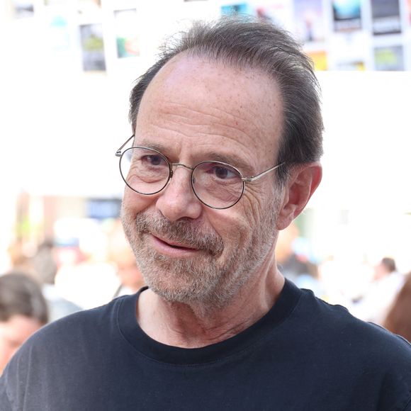 Loin des villas froides et minimalistes, la demeure de l'écrivain est un véritable refuge pour ses enfants avec Pauline Levêque : Georges et Cléa. 

Marc Levy - Festival du Livre de Paris 2025 au Grand Palais à Paris le 11 avril 2025.

© Denis Guignebourg / Bestimage