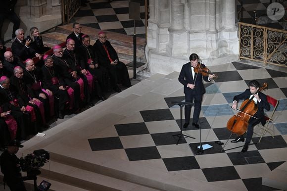 Le violoniste français Renaud Capucon et son frère le violoncelliste français Gautier Capucon lors de la cérémonie officielle de réouverture de la cathédrale Notre-Dame de Paris, France, le 7 décembre 2024, après plus de cinq ans de travaux de reconstruction suite à l'incendie d'avril 2019. © Eliot Blondet/Pool/Bestimage