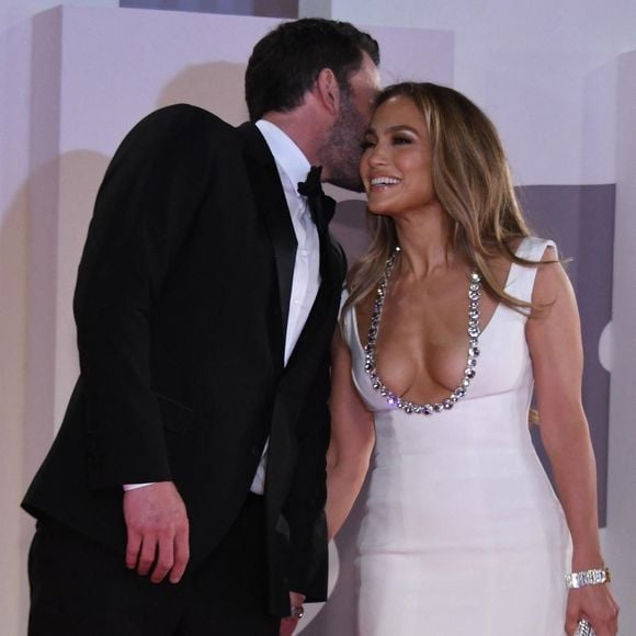 Il n’y a “pas de scandale, pas de feuilleton, pas d’intrigue” dans sa rupture avec Jennifer Lopez, et Ben Affleck indique qu’il n’a “que du respect” pour elle

Ben Affleck et Jennifer Lopez affichent leur amour retrouvé sur le red carpet du film "The last Duel" lors du 78ème festival international du film de Venise, la Mostra le 10 septembre 2021. © Future-Image via ZUMA Press / Bestimage