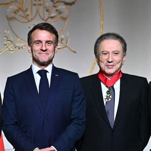 Le président de la république Emmanuel Macron et Michel Drucker . M.Drucker reçoit la médaille de Commandeur de la Légion d’honneur par le président de la République Française Emmanuel Macron au palais de l'Elysée à Paris, le 13 février 2025. © Guillaume Gaffiot / Bestimage